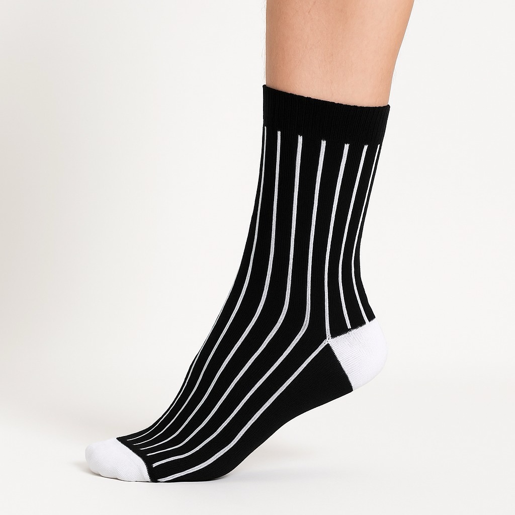 Siyah Beyaz Dik Çizgili Desenli Çorap