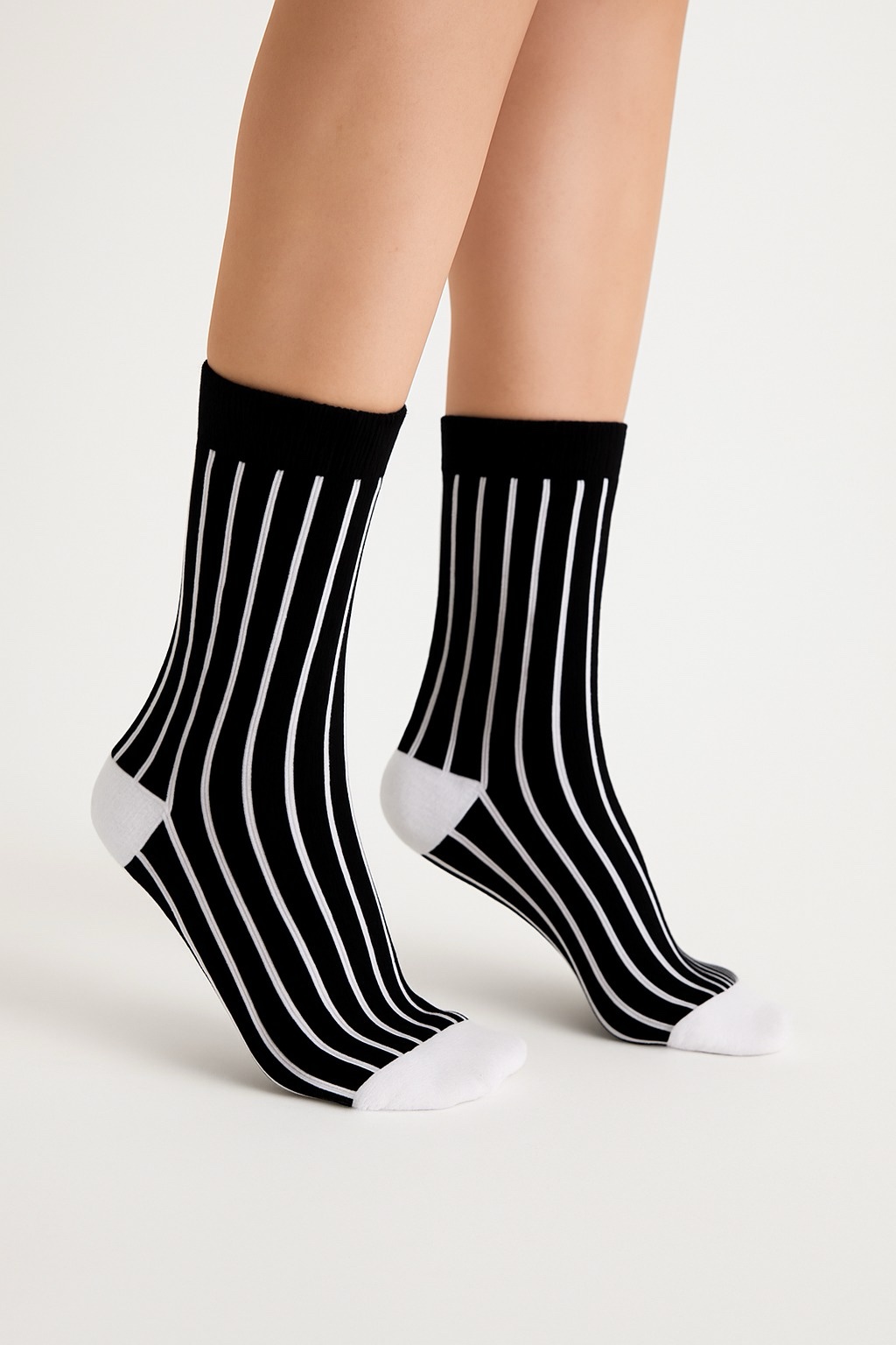 Siyah Beyaz Dik Çizgili Desenli Çorap - Görsel 2